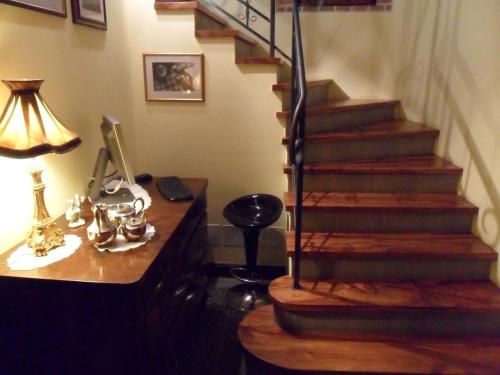 Habitación con escritorio y escalera de caracol junto a un escritorio sidx sidx sidx en Bed&Wine, en Brisighella