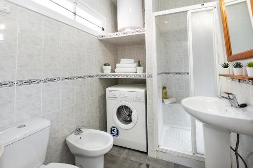 a bathroom with a washing machine and a sink at MONKÓ CACTUS in Torremolinos