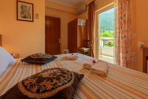 Un pat sau paturi într-o cameră la Villa Sophia Apartments by CorfuEscapes