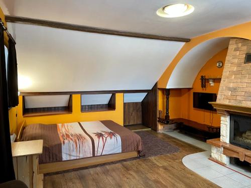 een slaapkamer met een bed en een open haard bij Grisli house in Gauja