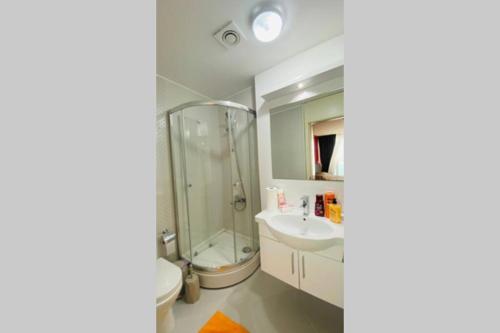 Koupelna v ubytování Lux 2 Room Suite Apartment With Seaview In Center