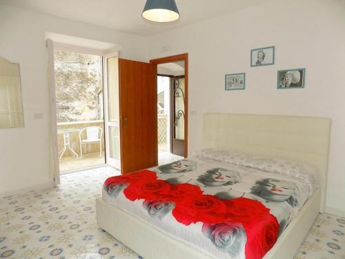 una camera da letto con un letto con rose rosse di L'orchidea amalfi coast a Maiori
