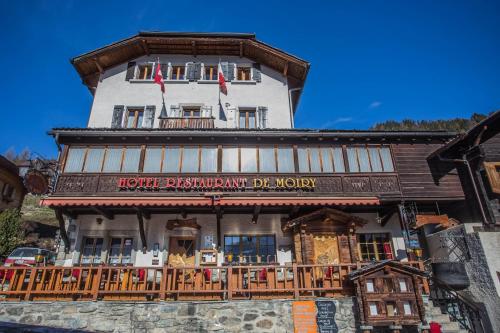 a building with a sign that reads hotel deschmont de marmont at Hotel de Moiry Supérieur in Grimentz