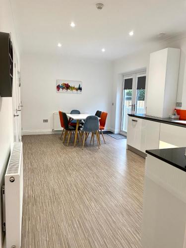 a kitchen and dining room with a table and chairs at Leworin in Stirling