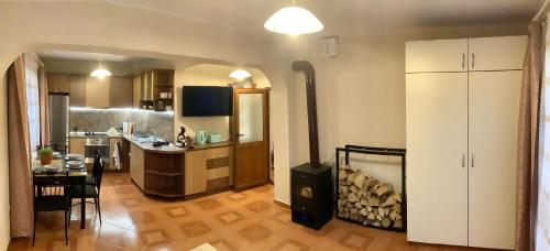 uma sala de estar com uma cozinha e uma sala de jantar em Приключение в Триград em Trigrad