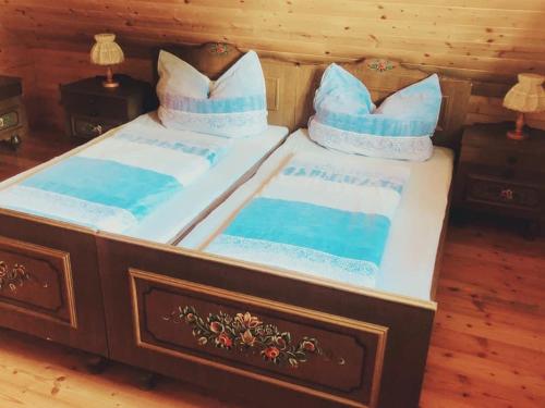 拉登泰因的住宿－保爾恩霍夫奧比費里斯勒木屋，配有2个枕头的客房内的2张单人床