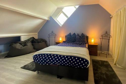 1 dormitorio con 1 cama grande en el ático en Family vacation in a spacious and comfortable holiday house en Bruinisse