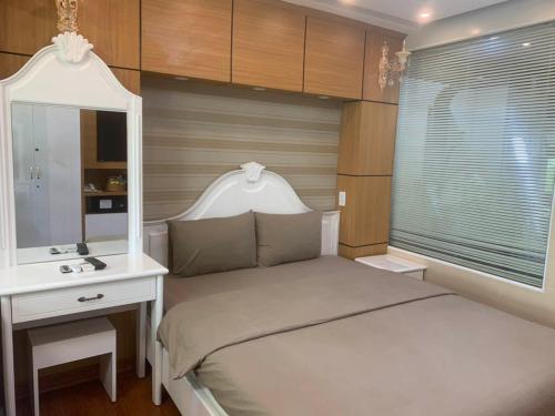 1 dormitorio con cama, lavabo y espejo en Binh An Hotel, en Ho Chi Minh