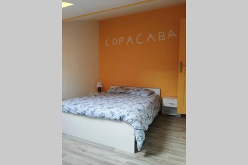 Ένα ή περισσότερα κρεβάτια σε δωμάτιο στο COPACABANA