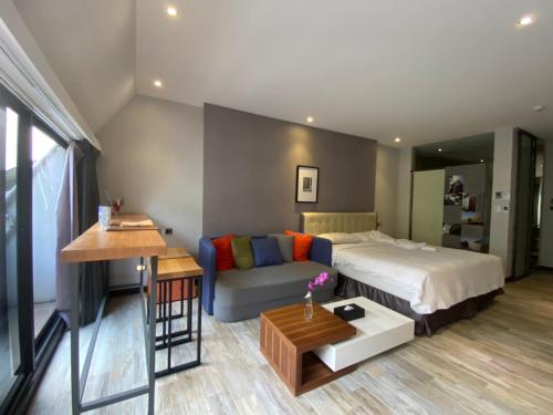 Postel nebo postele na pokoji v ubytování 3 Door Hotel