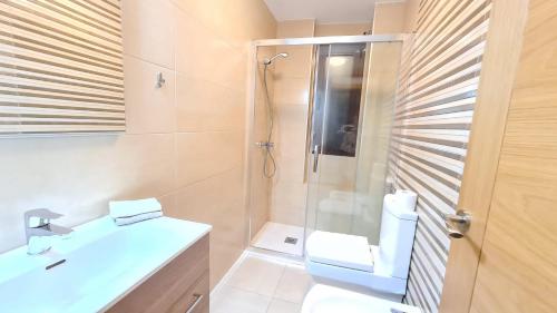 ein Bad mit einer Dusche, einem Waschbecken und einem WC in der Unterkunft Captivating 2-Bed Apartment in Aguadulce in Aguadulce
