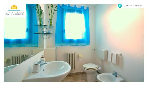 y baño con lavabo, bañera y aseo. en Li Catauri, en Santa Cesarea Terme