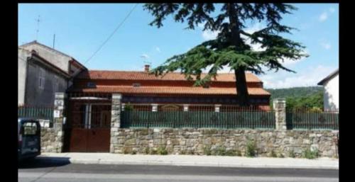 トリエステにあるA Casa Di Silvyの柵と木が目の前にある建物