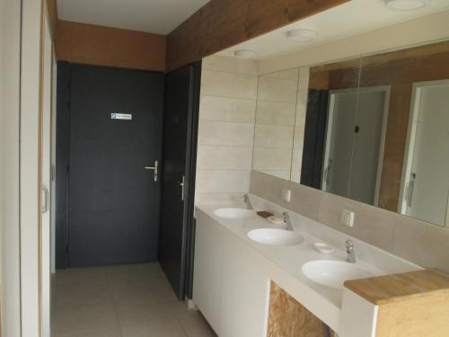 ein Badezimmer mit 2 Waschbecken und einem Spiegel in der Unterkunft Le Baugyte - Gite d'ETAPE - 15 lits in Baugy