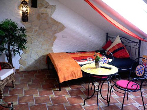 ビュールにあるApartmenthaus Casa Palmaのベッド、テーブル、椅子が備わる客室です。