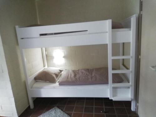 Bunk bed o mga bunk bed sa kuwarto sa Hengelhoef DEN 5 volledig gelijkvloers Vakantiehuisje voor 4 p 2 terrassen en verwarmd openlucht zwembad