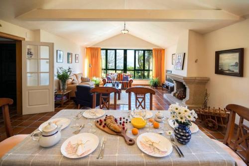 un tavolo con cibo in un soggiorno di Villa Ponte Bora a Pontevedra