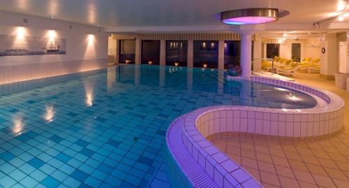 a large swimming pool in a hotel at Romantik Hotel Achterdiek in Juist