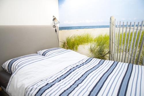 ペッテンにあるEb & Vloedのビーチの景色を望むベッドルーム1室(ベッド1台付)