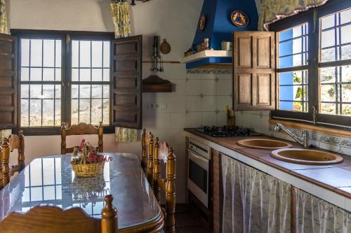 Kitchen o kitchenette sa Malaga mountains winehouse with private pool