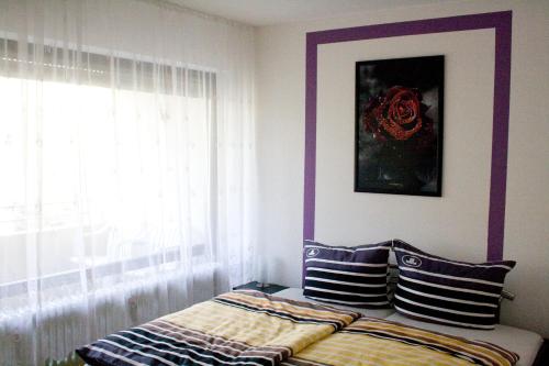 ein Schlafzimmer mit einem Bett und einem Fenster mit in der Unterkunft Appartement Julija in Baden-Baden