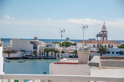 - Balcón con vistas al puerto en Rincon Marinero with large terrace and views, en Arrecife
