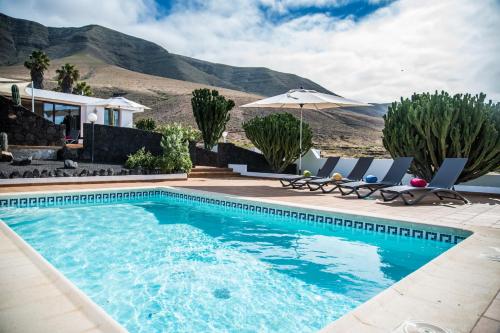 Basen w obiekcie Casa Marquesa with private heated pool & sea views lub w pobliżu