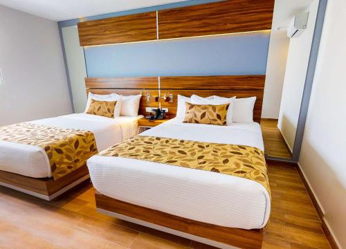 Postel nebo postele na pokoji v ubytování Sleep Inn Queretaro