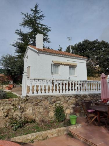 una casa blanca con una valla y una mesa en Lovely home nearby Madrid to enjoy nature en Villaviciosa de Odón