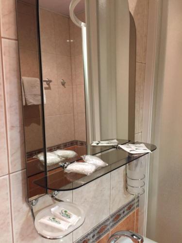 Un baño de Hotel Tourist