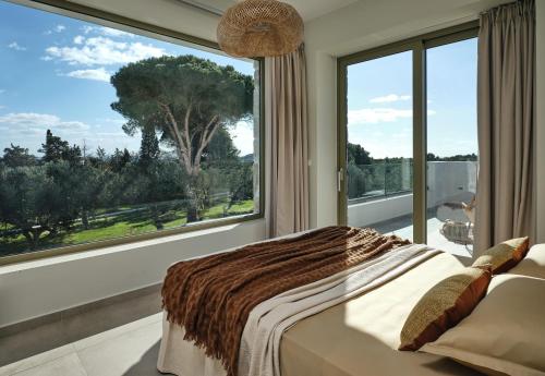 Кровать или кровати в номере Oceanids Luxury Villas, By ThinkVilla