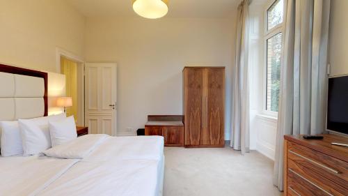 Ein Bett oder Betten in einem Zimmer der Unterkunft Hotel Oranien Wiesbaden