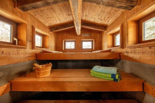a sauna with a bench in a wooden cabin at Ferienwohnung Familienzeit mit Sauna in Hohen Pritz