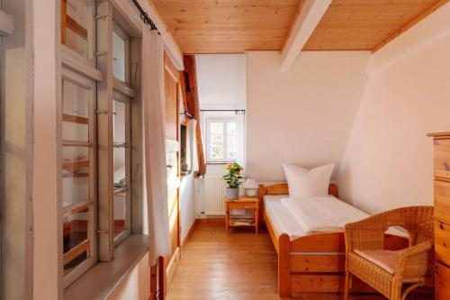 Habitación pequeña con cama y ventana en Ferienwohnung Familienzeit mit Sauna en Hohen Pritz