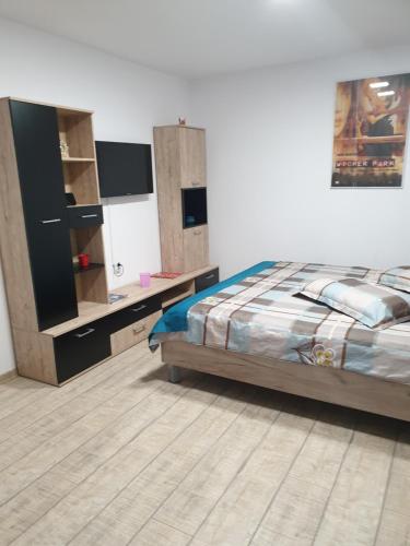 une chambre avec un lit et une commode dans l'établissement Casa Cinema, à Braşov