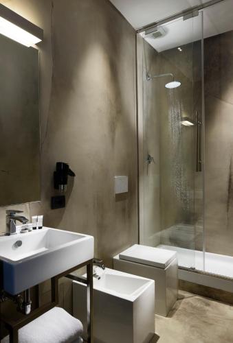 a bathroom with a sink and a shower and a toilet at Relais Orso in Rome