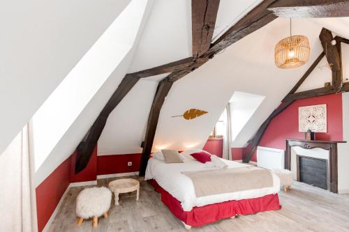 une chambre avec un lit dans un grenier dans l'établissement Au Bourg Neuf, à Orléans