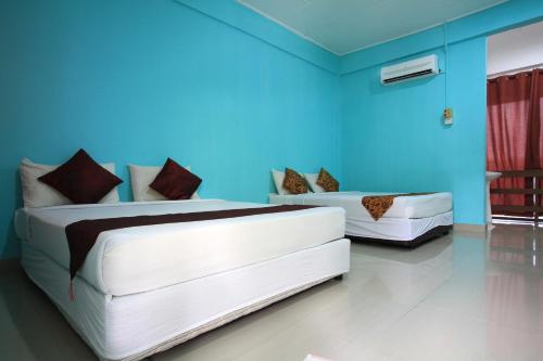 Кровать или кровати в номере Redang Bay Resort