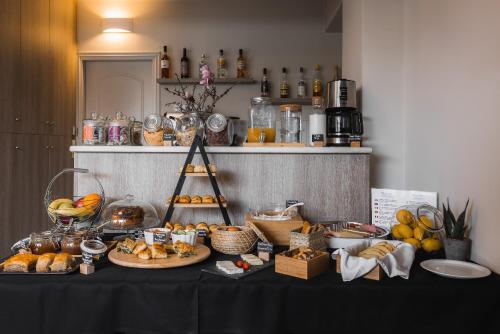 un tavolo con pane e altri prodotti alimentari di Nantin Hotel Ioannina a Ioannina
