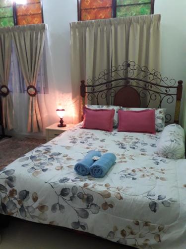 Llit o llits en una habitació de Anjung Nor Muslim Homestay