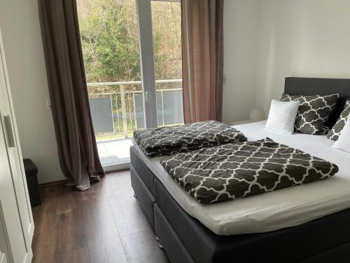- une chambre avec un lit et une grande fenêtre dans l'établissement Appartement im Herzen von Leimen, à Leimen