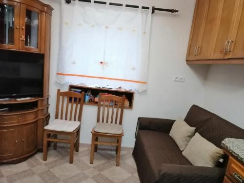 a living room with a couch and two chairs at Governo's House in Melo