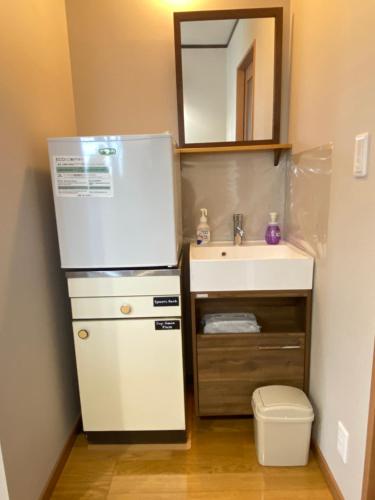 a small kitchen with a sink and a refrigerator at LINK HOUSE in Fujiyoshida