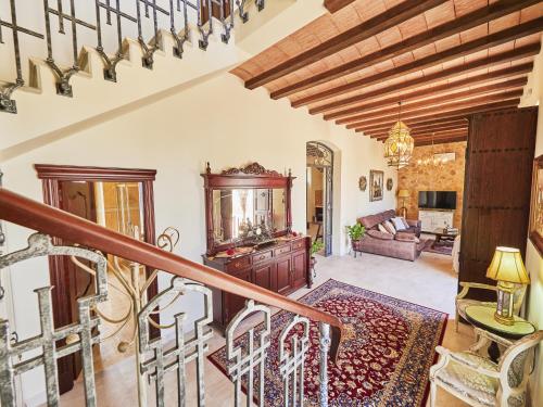 - un salon avec un escalier et un miroir dans l'établissement Cubo's Villa Huerta de las Rosas, à Alhaurín el Grande