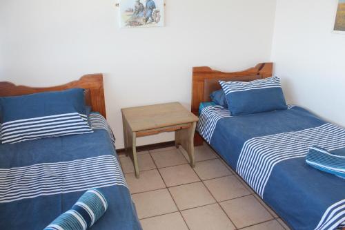 2 camas en una habitación con una mesa entre ellas en Stella Maris 144 en Amanzimtoti