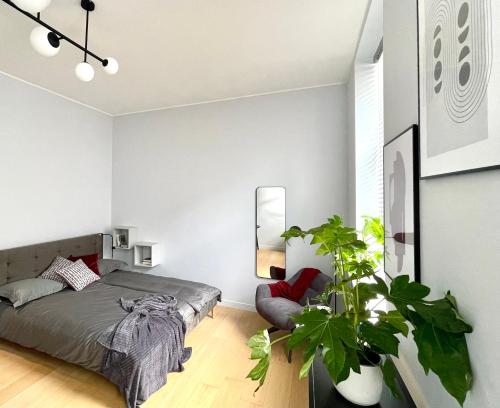 1 dormitorio con 1 cama y una maceta en Quiet Studio in Riga City Centre - Self Check-in, Walkable to Major Attractions, en Riga