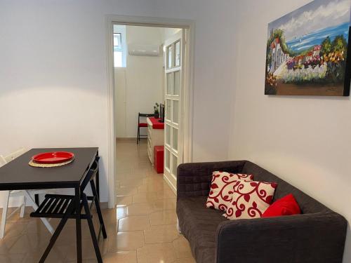 salon z kanapą i stołem w obiekcie Casetta Luigina w mieście Ostuni