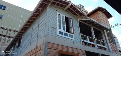 una casa con una finestra sul lato di CASA DE MADEIRA a Conselheiro Lafaiete