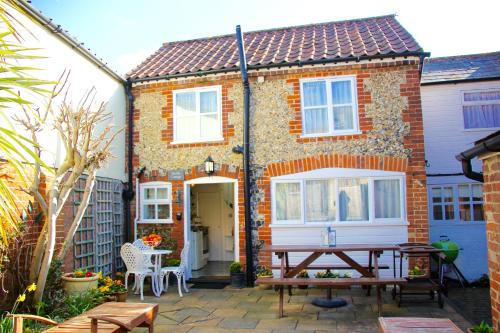Gallery image of Romantic Flint Cottage on the Suffolk Coast in Saxmundham
