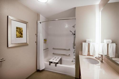 uma casa de banho branca com um lavatório e um chuveiro em Staybridge Suites - Scottsdale - Talking Stick, an IHG Hotel em Scottsdale